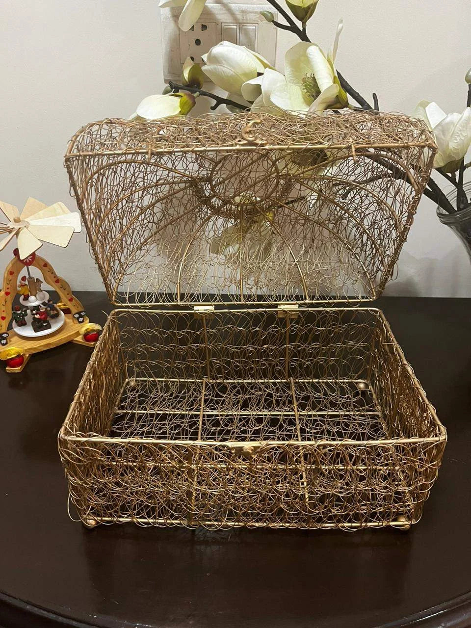 Mesh wire dome box